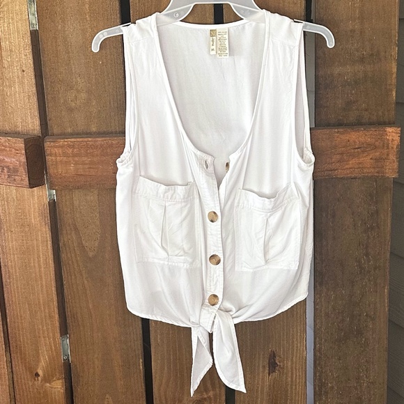 Japna White Sleeveless Button-Down Blouse - Picture 1 of 4